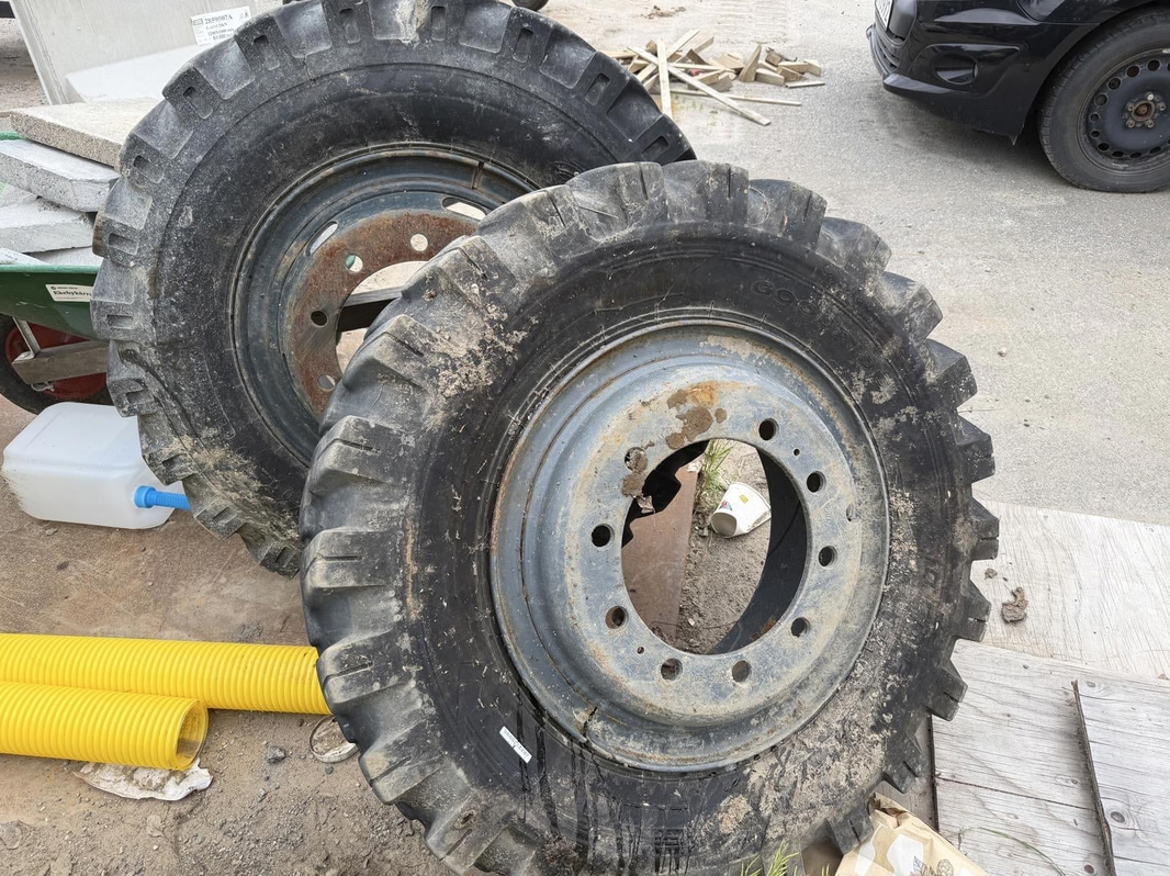 Dual wheels for wheeled excavator