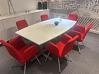 Konferensbord Kinnarps med 6 st. stolar .