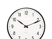 Väggklocka Arne Jacobsen Station vit/svart. Ord. pris inkl. moms: ca 3699 kr.
