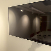 Samsung TV med konferensutrustning Logitech