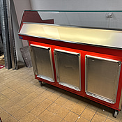 Korvvagn, röd, rostfri arbetsyta, glasmonter