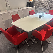 Konferensbord Kinnarps med 6 st. stolar .