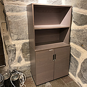 Skåp med hyllor, grått