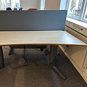 Skrivbord med akustikskydd, höj- och sänkbart, fungerar