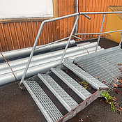 Stålplattform med trappsteg, räcken, galvaniserad