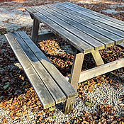 1 st. Picknickbord med bänkar i trä