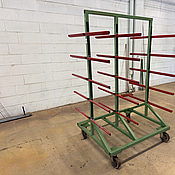 Dubbelsidig grenställ‑vagn på hjul