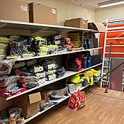 Lagerhyllor med arbetshandskar MaxiFlex/Tegera m.m.