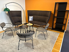 Loungegrupp designsoffa samt fåtölj med höga ryggar