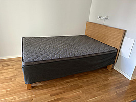 Säng Hilding Anders - Contract 1 med gavel 200x140 cm - tillverkad i Sverige