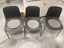 3 st. stapelbara plaststolar Lammhults, med sittdyna