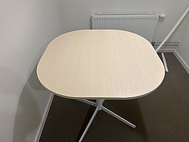 Litet konferensbord med lampa