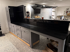 Handbyggt kök med stenskivor