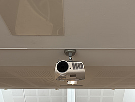 Projektor inkl. projektorduk och högtalare