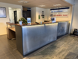 2 st receptionsdiskar & skrivbordsmöblang