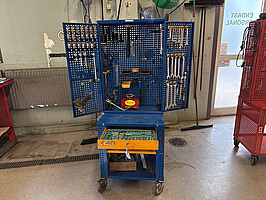 Verktygsvagn på hjul med verktyg
