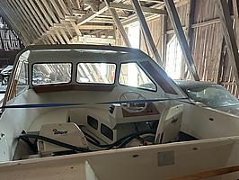 Båt med kabinhus på släpvagn