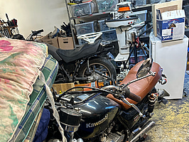 Motorcykel Kawasaki Z750 brun sadel, mörk färg