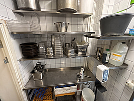 Diskbänk inkl. 5 st. hyllor med innehåll