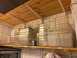 Hylla inkl. diverse plastkantiner