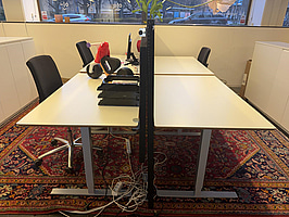 4 st.  Höj- och sänkbara skrivbord Edsbyn, elektriska, inkl. 3 st. kontorsstolars och kontorsavskiljare
