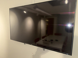 Samsung TV med konferensutrustning Logitech