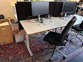 Höj- och sänkbart skrivbord Edsbyn inkl. kontorsavskiljare samt en kontorsstol