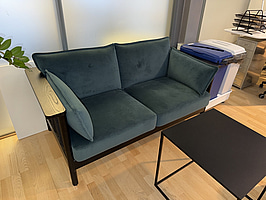 2-sits soffa Karl Andersson och Söner, Onduler 2-sits låg L1530, D810 H790 (Nypris 52 600 kr), samt fåtölj också samma serie Ondule, (Nypris 34 360 kr)