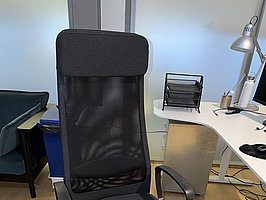 Kontorsplats; elektriskt höj och sänkbart skrivbord, kontorsstol, plåthurts och 2st datorskärmar