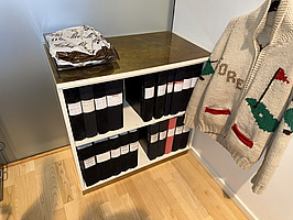 Hylla med mässingstop