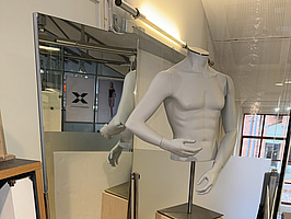 Spegel på hjul, piedestal och provdocka