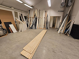 Stort parti med lister, salningar, plåtdetaljer, fönsterbrädor samt skivmaterial.