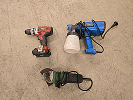 Skruvdragare, färgspruta och vinkelslip.