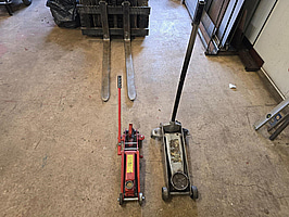 2 st. garagedomkrafter.