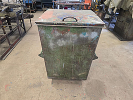 Liten plåtcontainer med lock