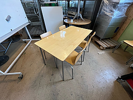 Rektangulärt bord med 4st stolar. Skandiform 2-pack.