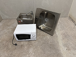 Köksutrustning, mikrovågsugn och diskbänkar