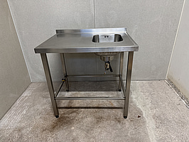 Diskbänk i rostfritt stål på arbetsbord