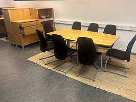 Konferensbord Kinnarps med 8 st. stolar och skåp.