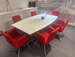 Konferensbord Kinnarps med 6 st. stolar .