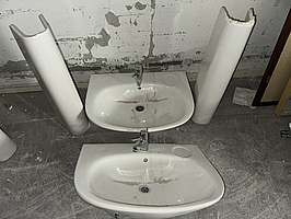 2 st. Handfat Ifö, inkl. blandare