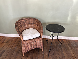 Rottingfåtölj och sidobord