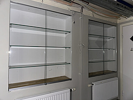 2 st. Glashyllor med luckor / Monterhyllor md luckor