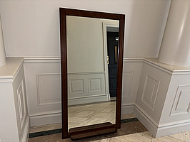 Spegel med träram, vägghängd