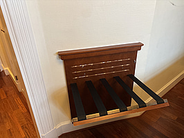 Väggmonterad baggageställ