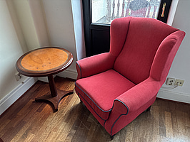 Fåtölj och bord