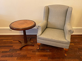 Fåtölj och sidobord