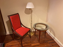 Stol, lampa och sidobord