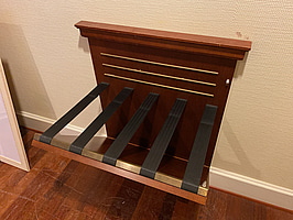 Väggmonterad baggageställ