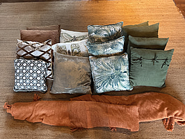 Parti med kuddar och filtar